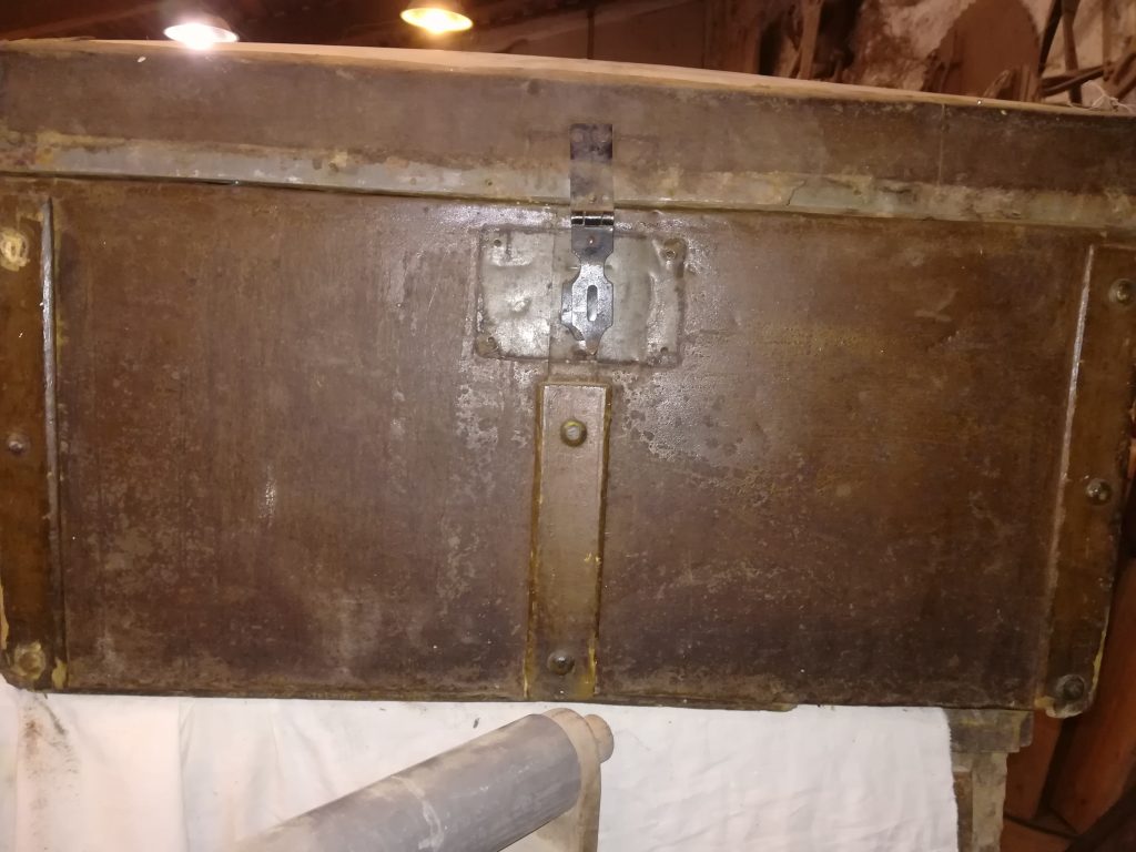 restauration de vieille malle