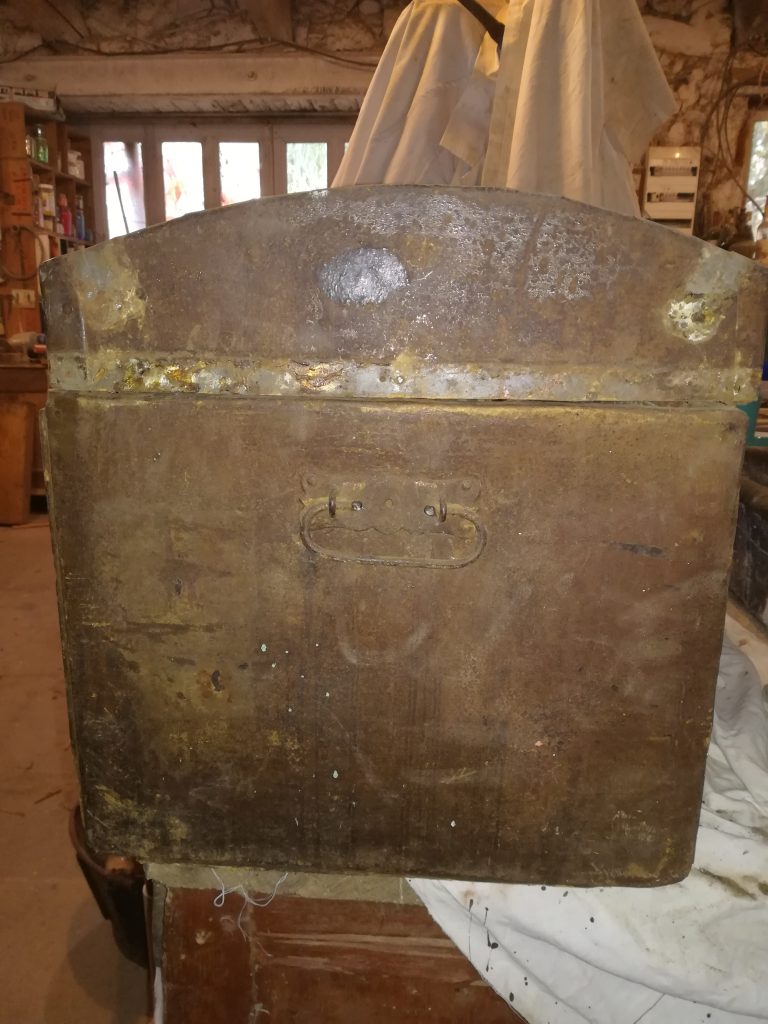 restauration de vieille malle