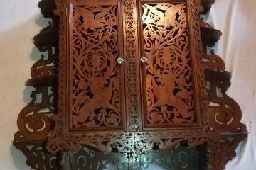 Meuble sculpté en bois exotique