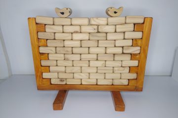 Le jeu du Birdy Wall est un jeu d'adresse et d'équilibre. Il peut se jouer seul ou à 2. Chaque joueur à tour de rôle, retire une brique sans faire tomber les oiseaux. Si un joueur en fait tomber un, il perd la partie. Pour réussir à retirer les briques sans déloger les oiseaux, il faut faire preuve de stratégie et de délicatesse.