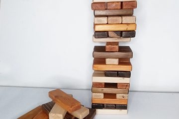 Jenga, jeu en bois géant utilisé lors d'une animation dans un centre de loisirs.