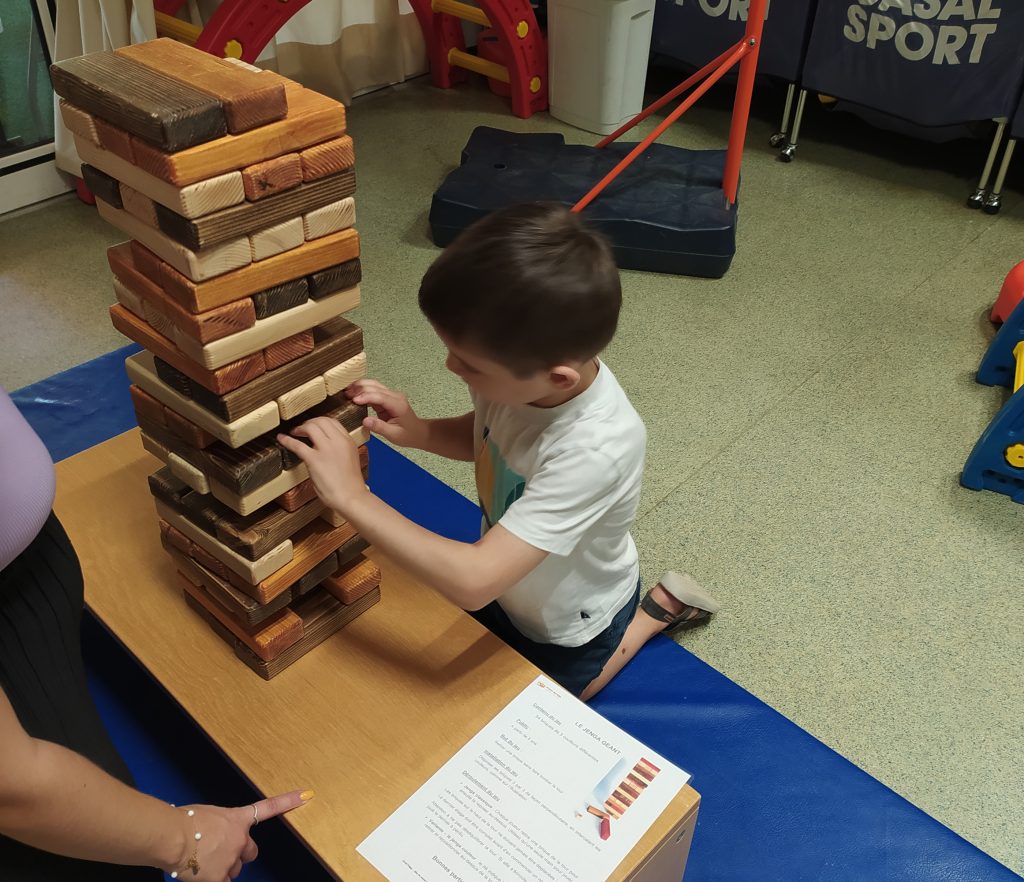 jenga, jeu en bois géant utilisé lors d'une animation dans un centre de loisirs